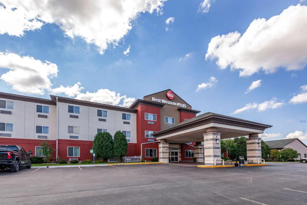 a hotel with a car parked in a parking lot at Best Western PLUS Sparta Trail Lodge in Sparta