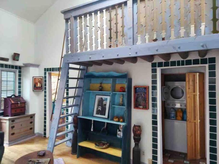 una sala de juegos con una litera y una escalera en Boho hip bungalow in Old Bisbee en Bisbee