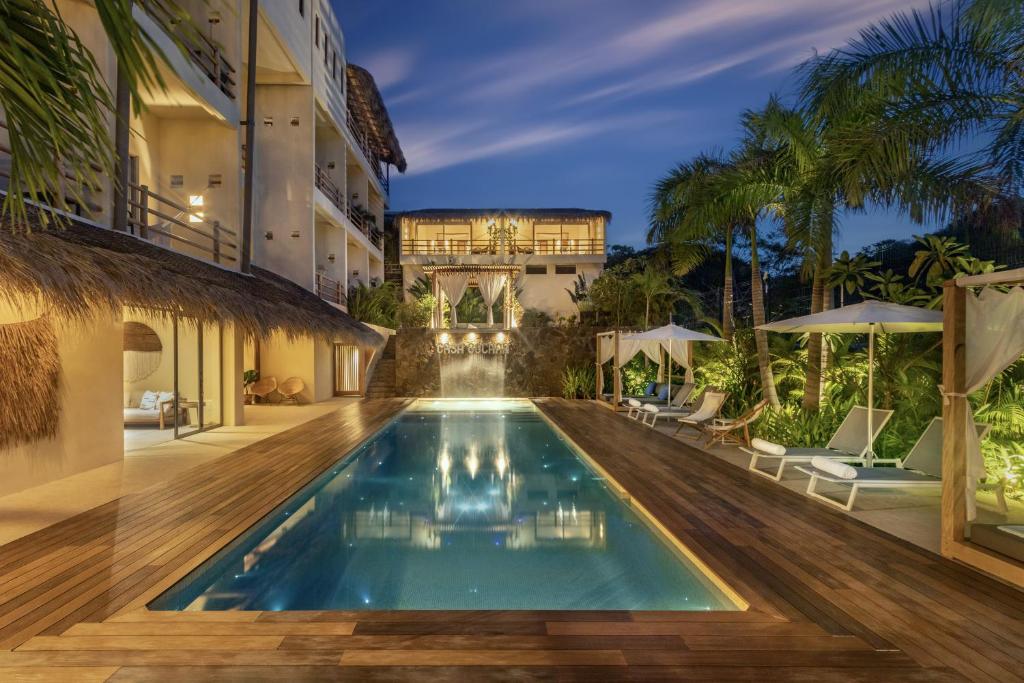 聖克魯斯瓦圖爾科的住宿－Hotel Casa Bocana，一座建筑后院的游泳池