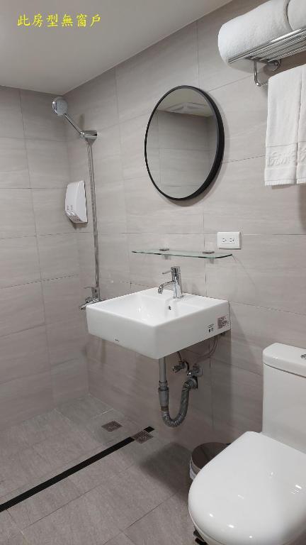 Koupelna v ubytování CY Hotel