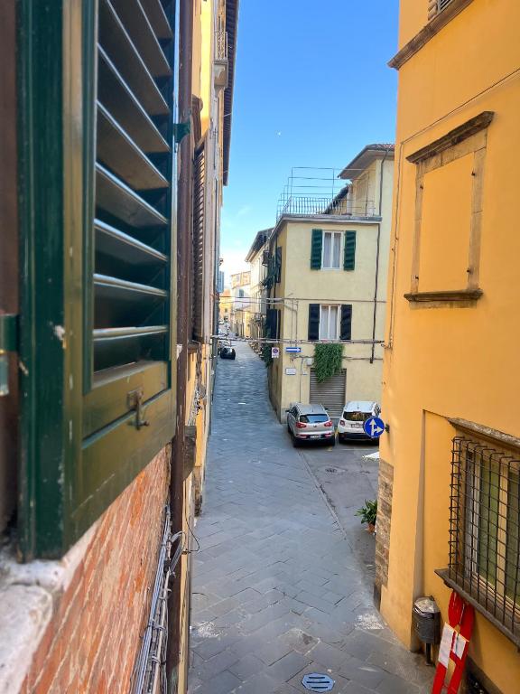 wąska alejka z samochodami zaparkowanymi po stronie budynku w obiekcie Civico 41 Lucca City Center Apartment w Lukce
