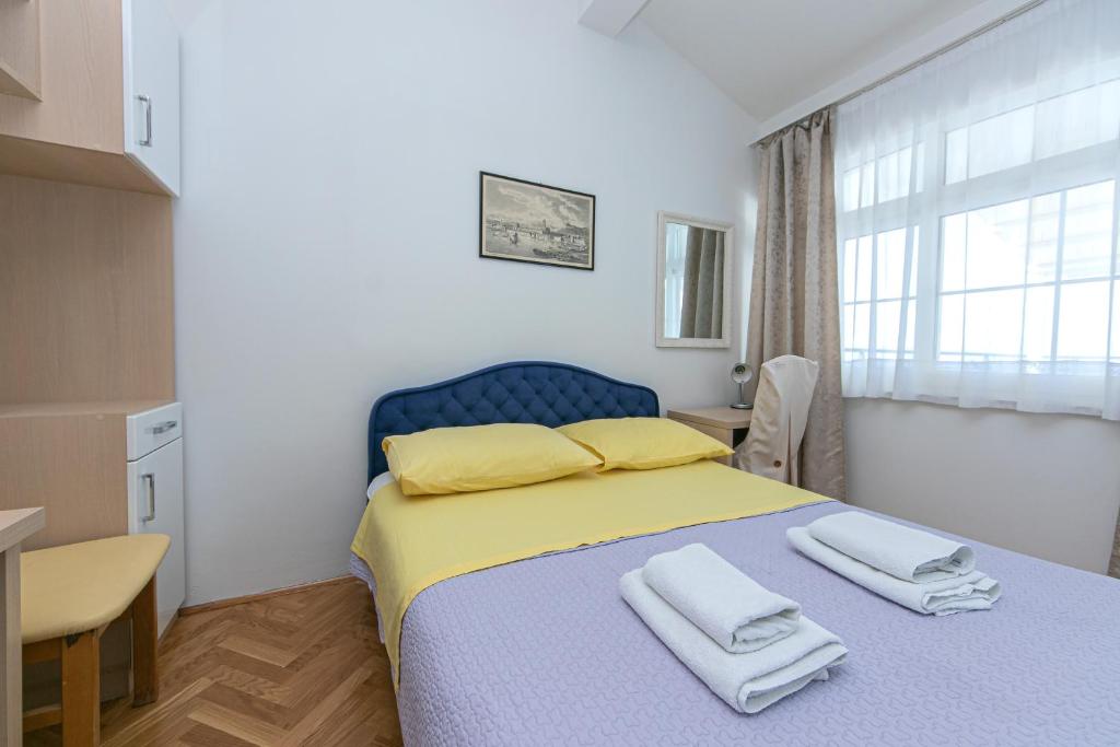 Postel nebo postele na pokoji v ubytování Apartments by the sea Drasnice, Makarska - 6652