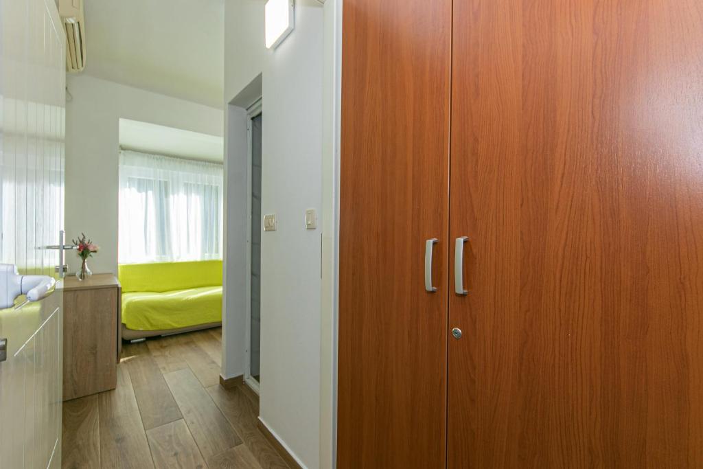 Postel nebo postele na pokoji v ubytování Apartments by the sea Drasnice, Makarska - 6652