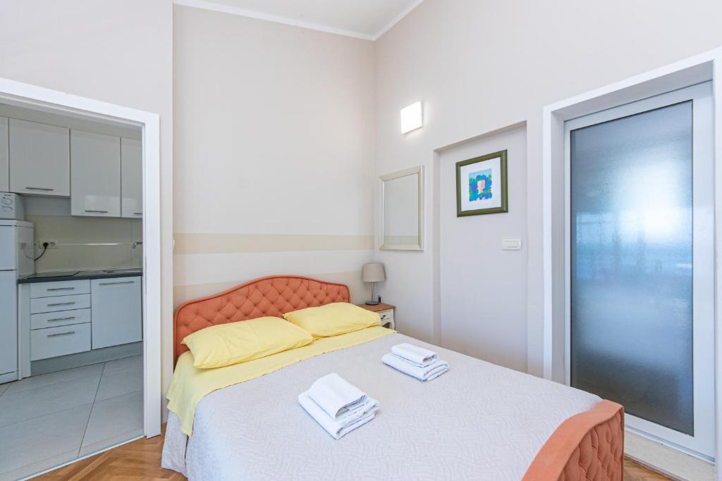 Postel nebo postele na pokoji v ubytování Apartments by the sea Drasnice, Makarska - 6652