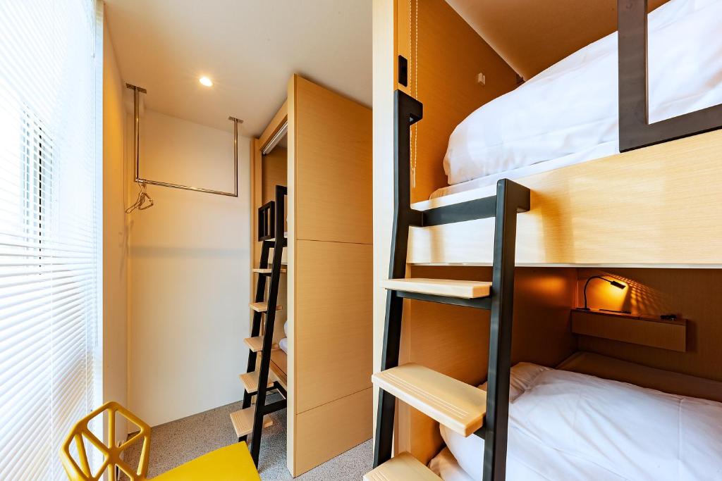 Postel nebo postele na pokoji v ubytování plat hostel keikyu kamakura wave