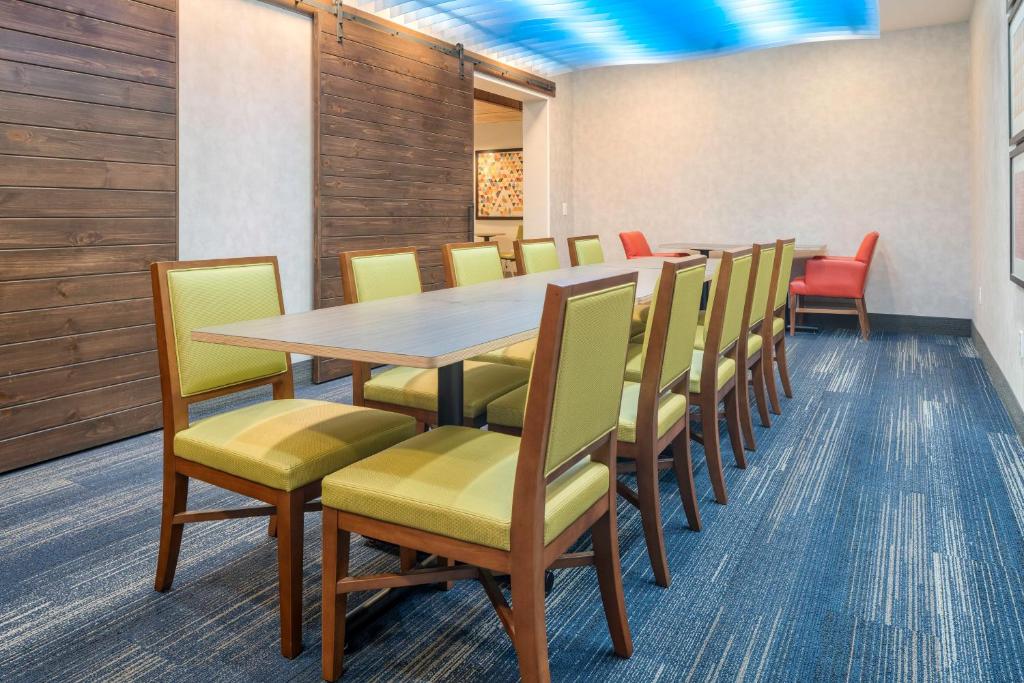 Posezení v ubytování Holiday Inn Express & Suites Macon - I-475 by IHG