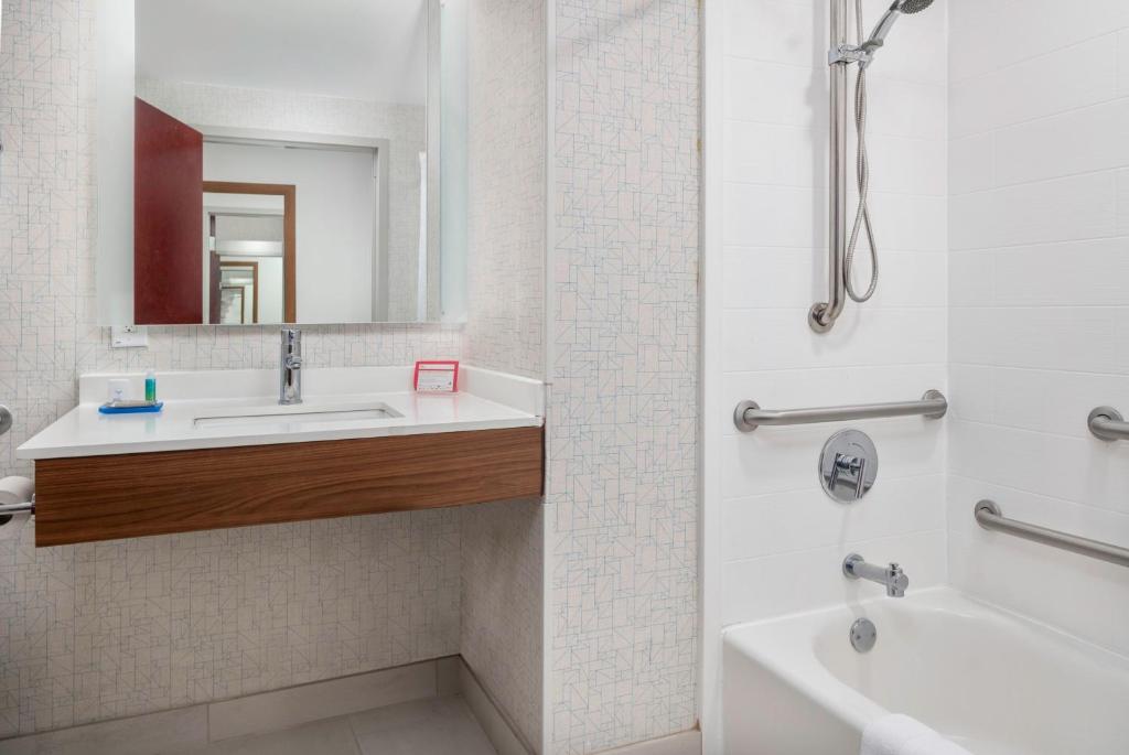 Koupelna v ubytování Holiday Inn Express & Suites Macon - I-475 by IHG