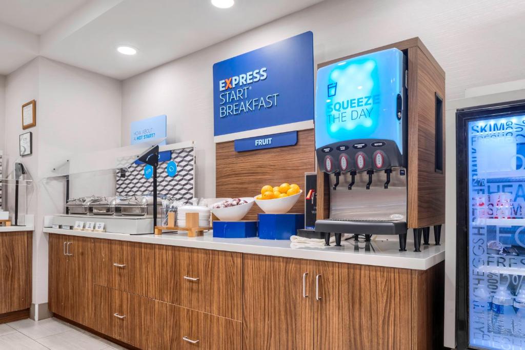 Kuchyň nebo kuchyňský kout v ubytování Holiday Inn Express & Suites Macon - I-475 by IHG