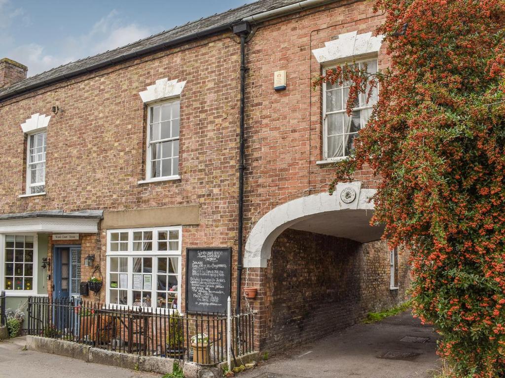 a brick building with an archway in front of it at Wards Court 1 - Uk41270 in Cirencester