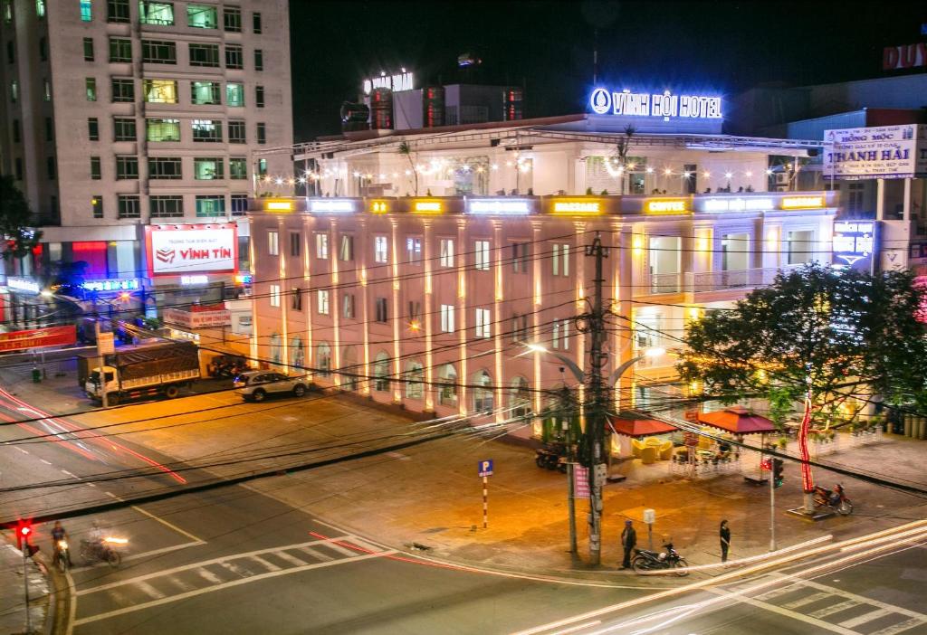 widok na ulicę miejską w nocy w obiekcie Khách sạn Vĩnh Hội w mieście Pleiku