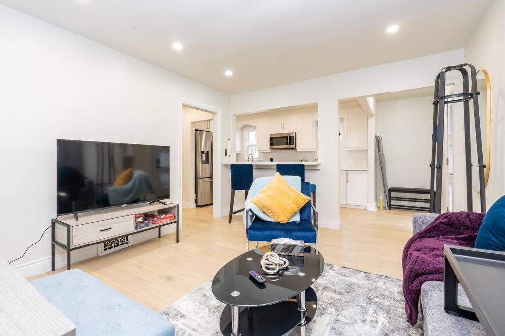 sala de estar con sofá y TV en Cozy 4-Bdrm Pet-Friendly East Hamilton Escape, en Hamilton