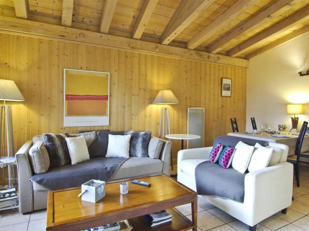 uma sala de estar com um sofá e uma mesa em Appartement Chamonix-Mont-Blanc, 3 pièces, 6 personnes - FR-1-343-168 em Chamonix-Mont-Blanc