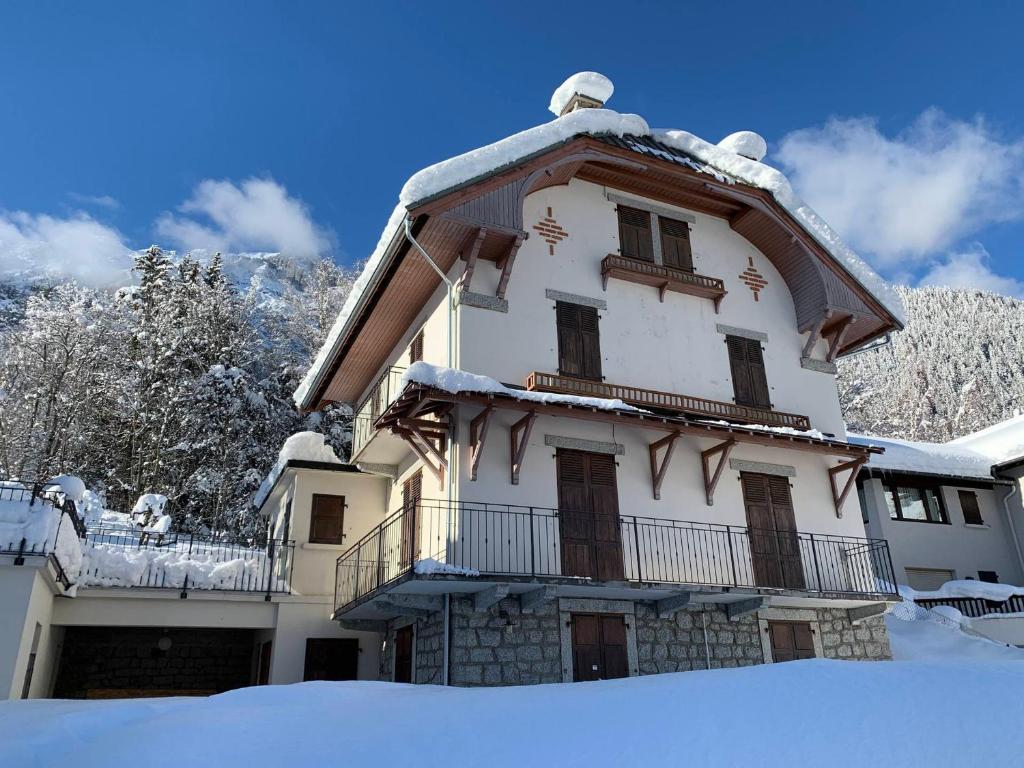 Obiekt Charmant T3 rénové avec jardin, parking & wifi à Chamonix - FR-1-343-206 zimą