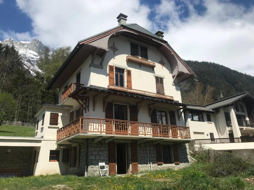 duży dom z balkonem na górze w obiekcie Charmant T3 rénové avec jardin, parking & wifi à Chamonix - FR-1-343-206 w Chamonix-Mont-Blanc
