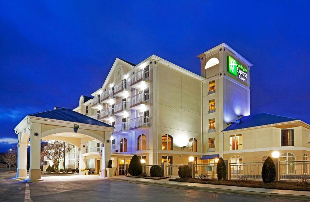 uma representação de um hotel à noite em Holiday Inn Express & Suites Asheville SW - Outlet Ctr Area, an IHG Hotel em Asheville