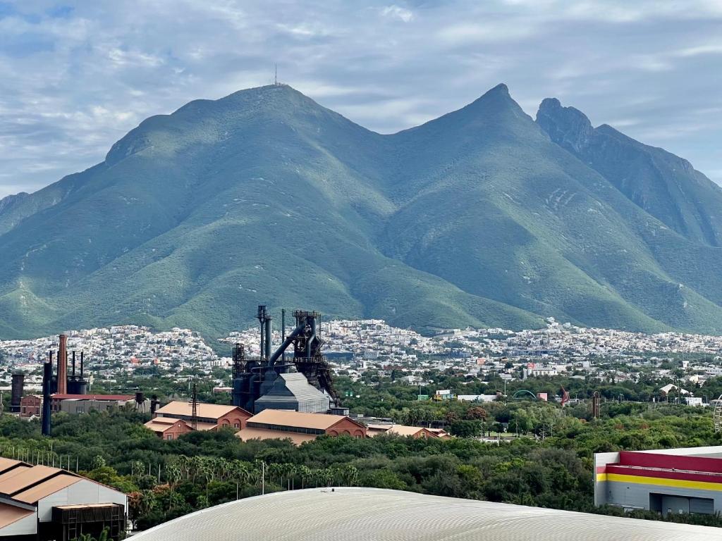 vistas a una ciudad con una montaña en el fondo en Industrial stylish 3-br. apartment & city views in front of Parque Fundidora & Arena Mty, en Monterrey