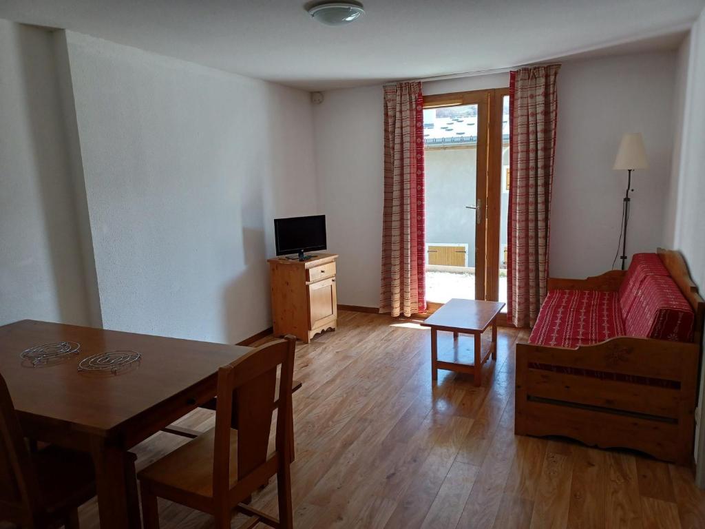 salon ze stołem i kanapą w obiekcie Appartement spacieux à 300m des pistes et commerces avec balcon, parking - FR-1-618-21 w mieście Albiez-Montrond