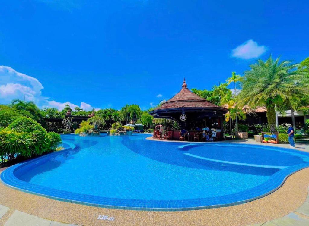 Bazén v ubytování Try Palace Resort Kep nebo v jeho okolí
