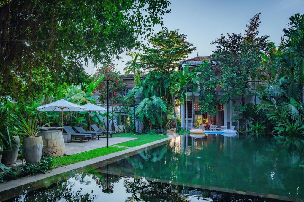 dom z basenem przed domem w obiekcie Casa Amor w mieście Phumĭ Ta Phŭl