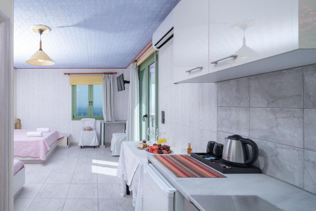 Posteľ alebo postele v izbe v ubytovaní Room in Studio - Senior Citizen Suite in blue