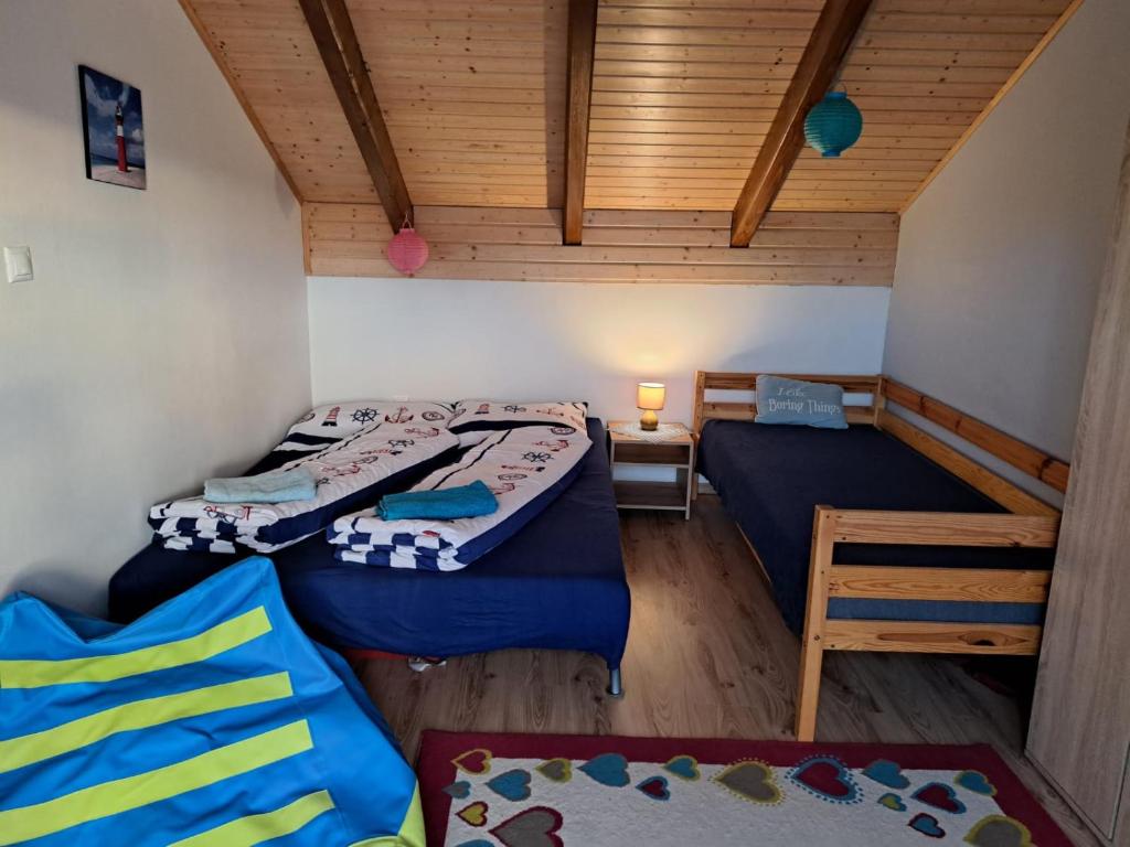 A bed or beds in a room at Chata pri Veľkom Kolpašskom tajchu