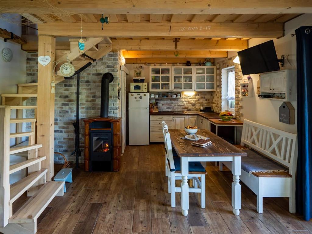 A kitchen or kitchenette at Chata pri Veľkom Kolpašskom tajchu