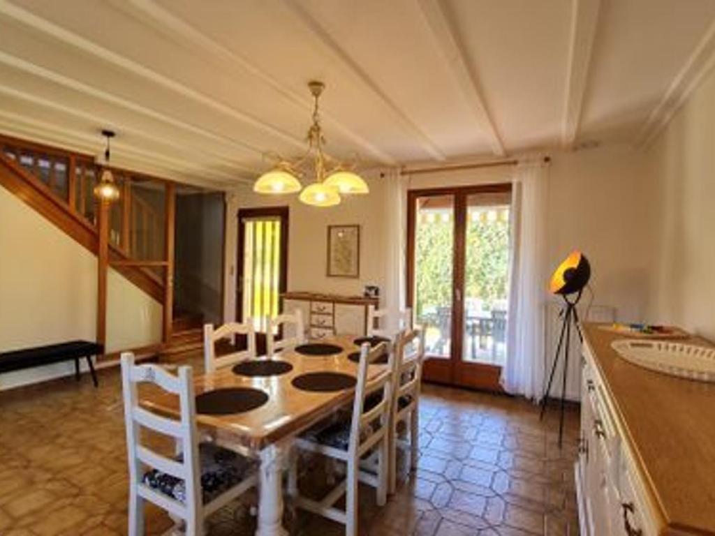 comedor con mesa y sillas en Gîte Bar-le-Duc, 4 pièces, 6 personnes - FR-1-585-88 en Bar-le-Duc