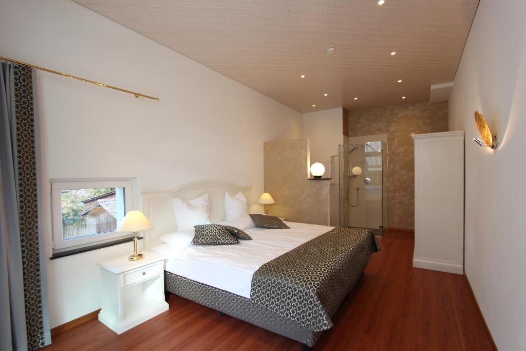 1 Schlafzimmer mit einem großen Bett und einem Badezimmer in der Unterkunft Toni's Alpine Loft in Kandersteg