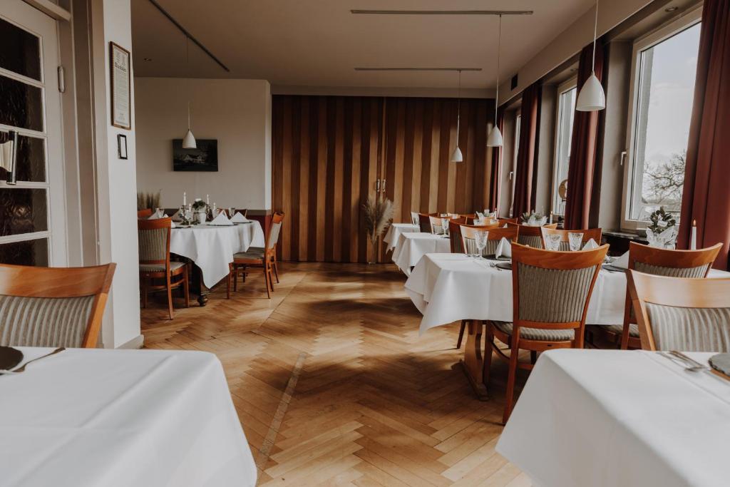 TV a/nebo společenská místnost v ubytování Hotel zur Treene
