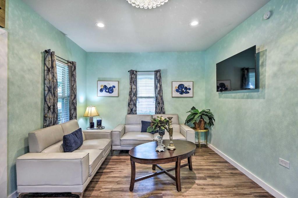 un soggiorno con un divano e un tavolo di 1 Mi to UTA Arlington Elm Cottage with Fenced Yard ad Arlington