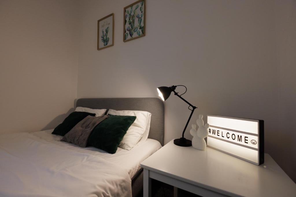 una camera con letto e scrivania con lampada di Studio Apartament Centrum Białystok a Białystok