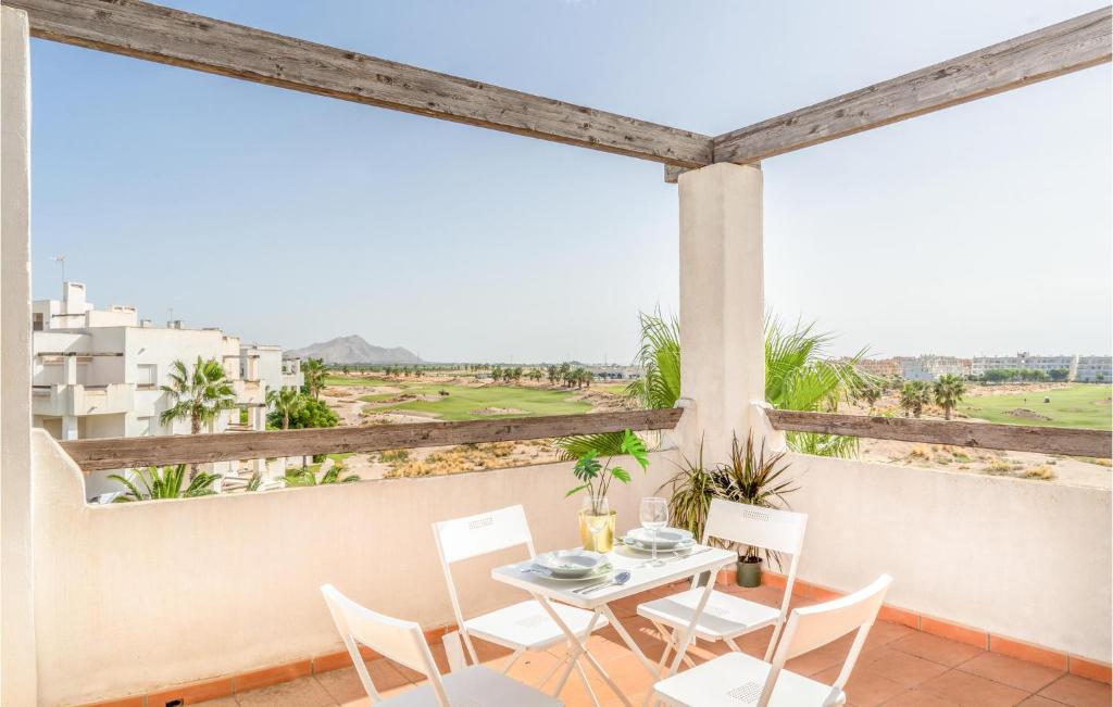 een balkon met een tafel en stoelen en uitzicht bij Nice Apartment In Torre Pacheco With Wifi in Torre-Pacheco
