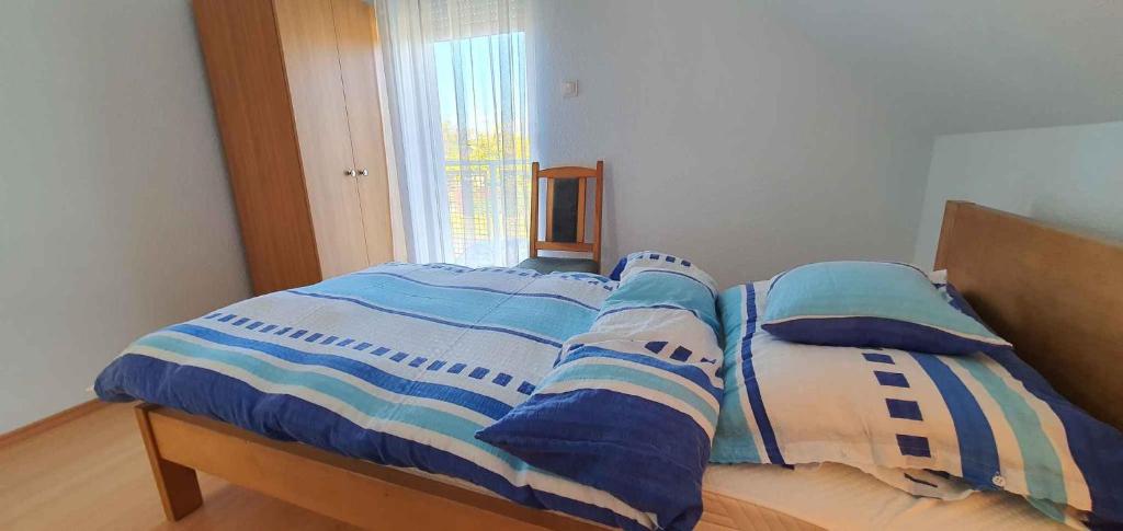 Posteľ alebo postele v izbe v ubytovaní Holiday home in Balatonmariafürdo 19281