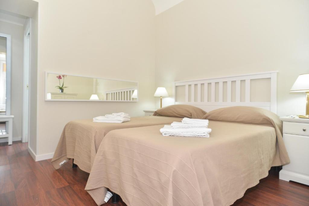 A bed or beds in a room at Romebest