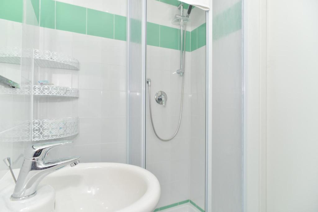 A bathroom at Romebest