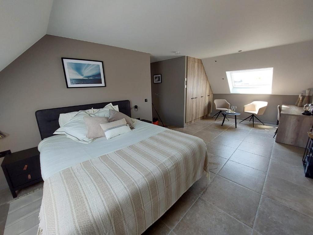 ein Schlafzimmer mit einem großen Bett mit weißen Kissen in der Unterkunft B&B Hope & Anchor in Averbodeheide