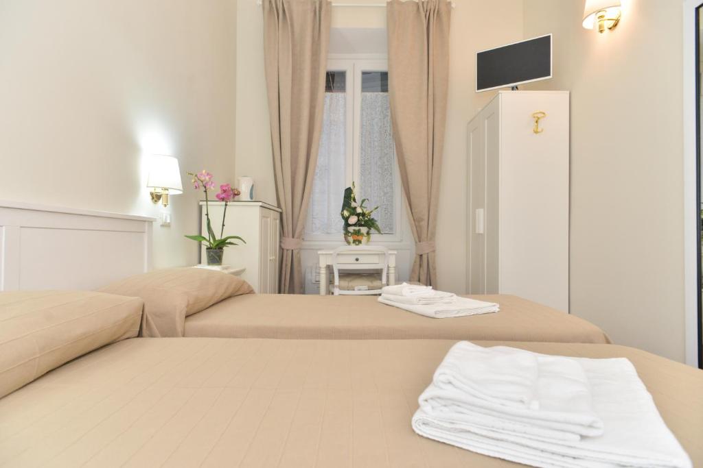 A bed or beds in a room at Romebest