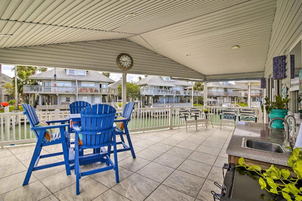 Balkón nebo terasa v ubytování Waterfront Port Isabel Getaway Bring Your Pet!