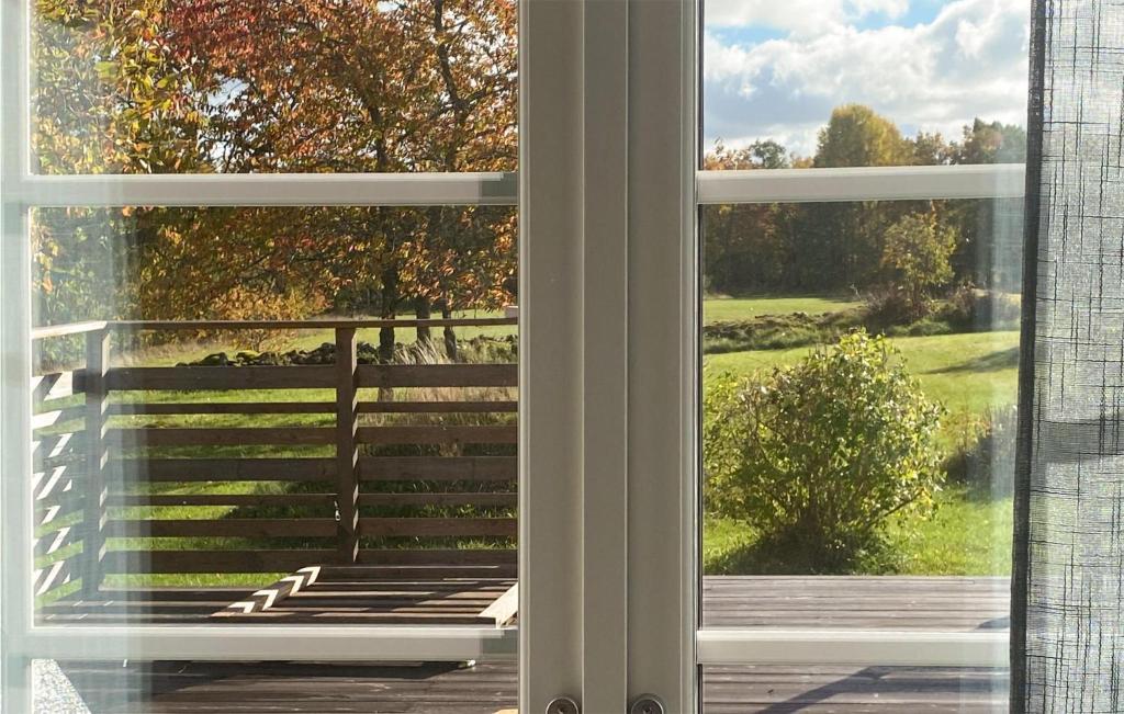 uma janela com um banco e vista para um quintal em 2 Bedroom Beautiful Home In Bras em Braås