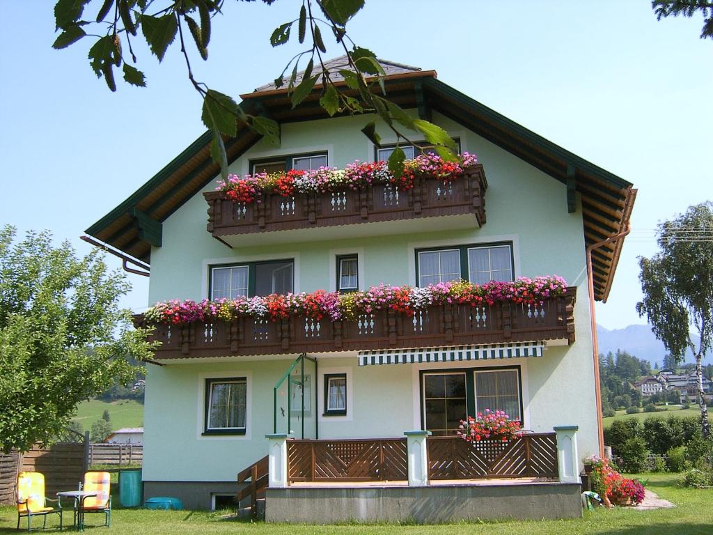 a house with a balcony with flowers on it at Haus Bauer Appartment II mit Balkon in Mariapfarr