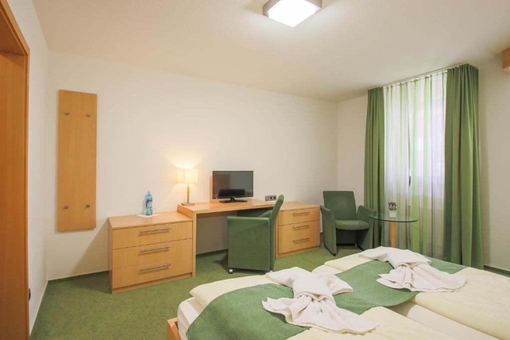 Postel nebo postele na pokoji v ubytování Panorama Hotel Winterberg
