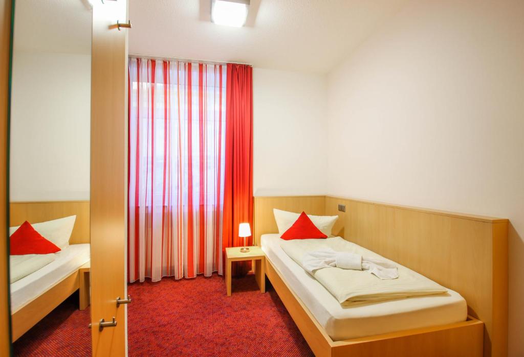 Postel nebo postele na pokoji v ubytování Panorama Hotel Winterberg