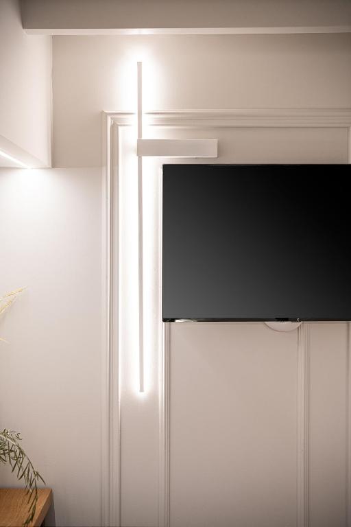 TV a/nebo společenská místnost v ubytování Elia Erato
