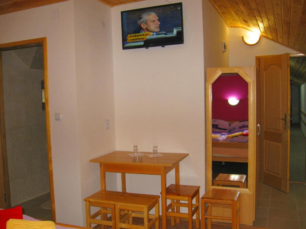 Televiisor ja/või meelelahutuskeskus majutusasutuses Amfora Rooms Caribrod