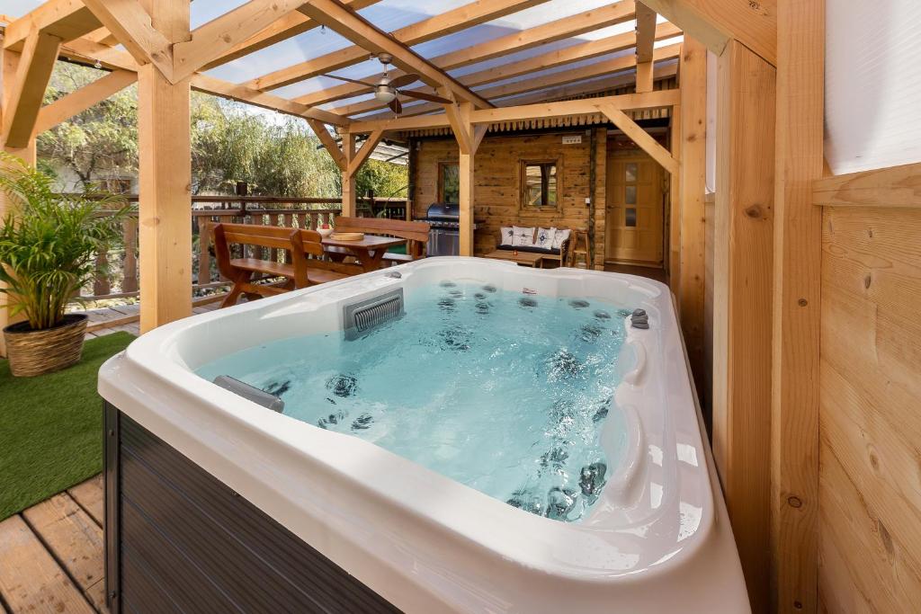 eine Whirlpool-Badewanne im Hinterhof eines Hauses in der Unterkunft Captain's Lodge in Bohinj