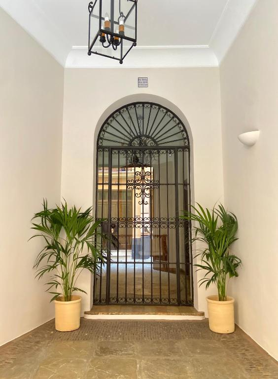 Fasada lub wejście do obiektu CASA PALACIO SXVIII CON PISCINA en centro histórico de SEVILLA