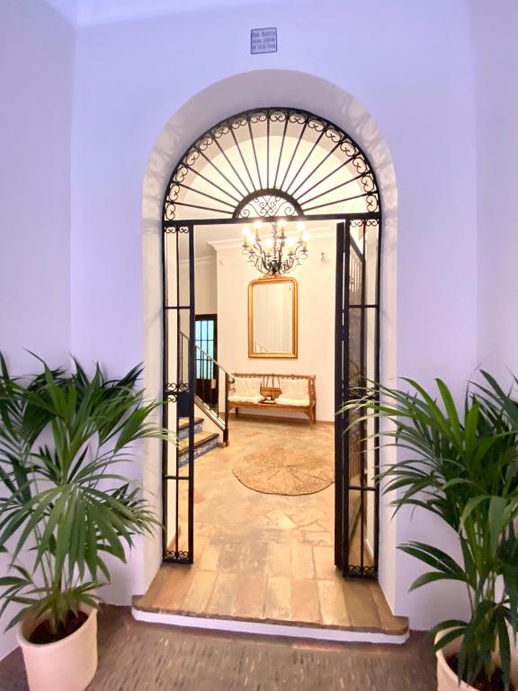 Zdjęcie z galerii obiektu CASA PALACIO SXVIII CON PISCINA en centro histórico de SEVILLA w Sewilli