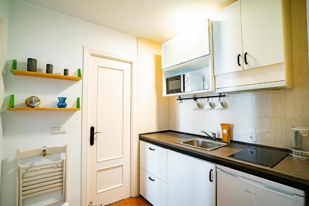 Smartr Madrid Gran Via 47 - Two-Bedroom Apartment ( 3 Adults )