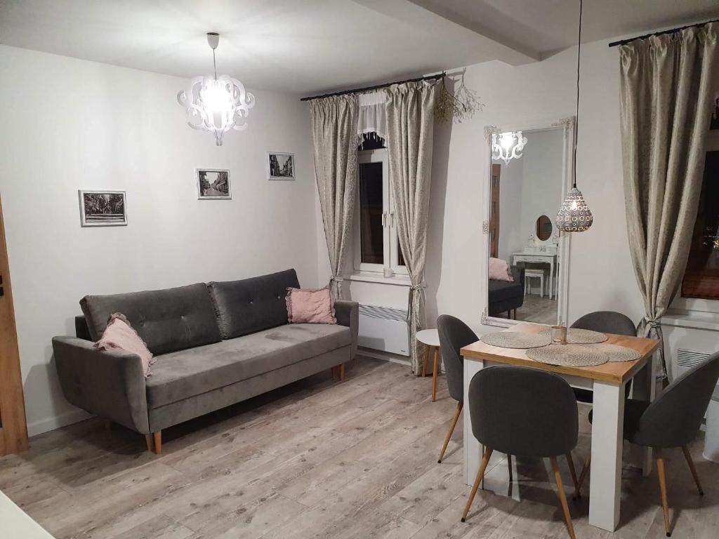 O zonă de relaxare la Apartament Kominkowy przy Parku