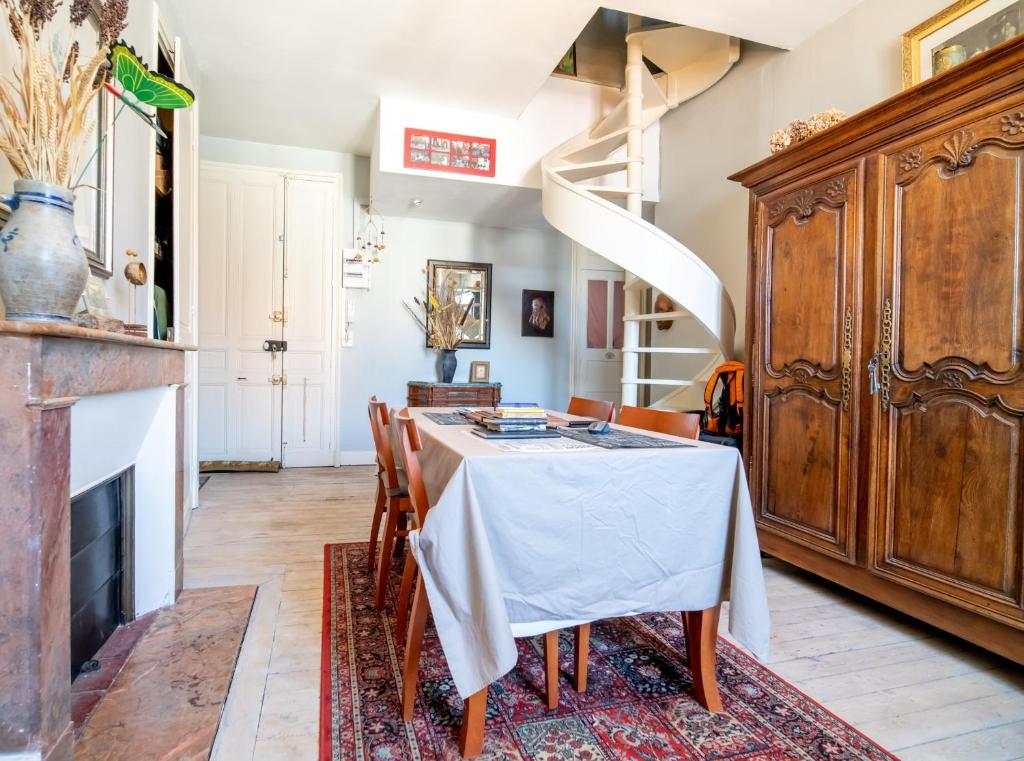 une salle à manger avec une table et des chaises dans l'établissement Appartement confortable à Saumur de 105 m², à Saumur